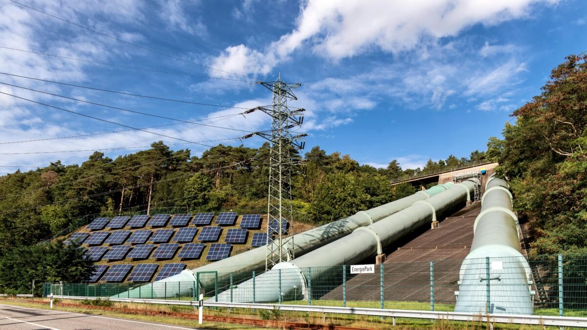 Smart Inverters and Grid Integration in Utility-Scale Solar PV Projects